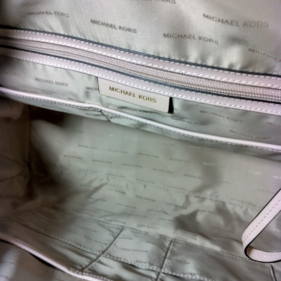 Michael Kors Soft Pink Weekender - Picture 9 of 13